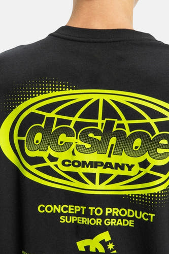 T-shirt noir à manches courtes de DC SHOES avec un grand logo jaune imprimé sur le dos.