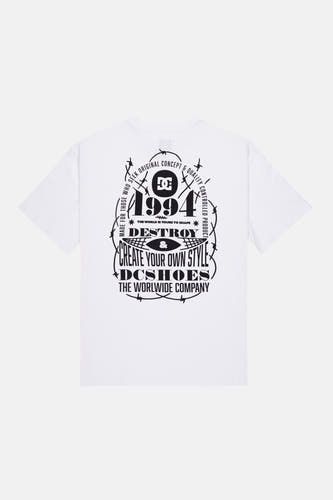 T-shirt blanc à manches courtes de DC SHOES, avec imprimé noir au dos de '1994', logo et 'Destroy & Create Your Own Style' entouré de fil barbelé.