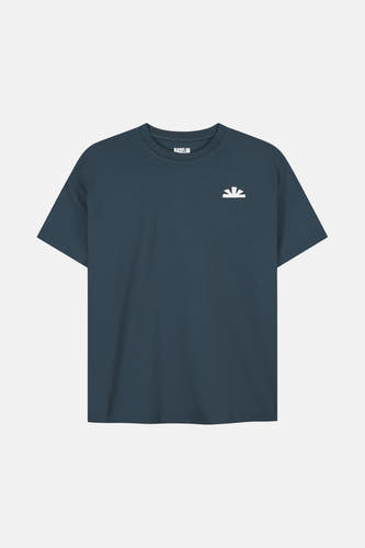 T-shirt bleu à manches courtes de BASELAB, avec un logo blanc sur la poitrine.