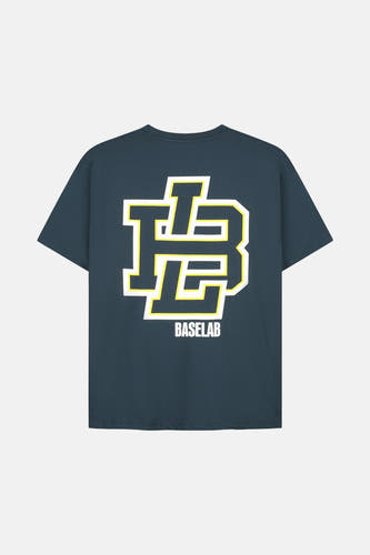 T-shirt bleu à manches courtes de BASELAB, avec un logo blanc et jaune de la marque sur le dos.