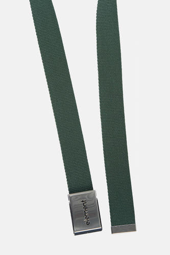 Groene riem van ELEMENT, met zilverkleurige gesp met merknaam erop, op een witte achtergrond.
