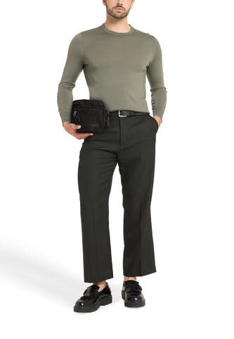 Sac à dos noir d'Element Co., avec plusieurs poches, porté avec un pull gris, un pantalon noir et des loafers noirs.