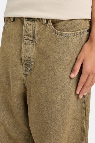 Jean décontracté en denim blanc cassé d'ELEMENT, avec des surpiqures et une main sur la côté droite.