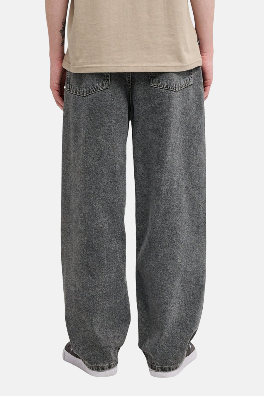 Jean ample gris Element, vue arrière, avec poches italiennes et effet délavé.