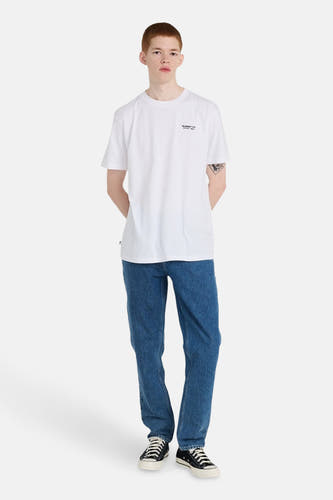 Jean bleu droit d'ELEMENT, associé à un t-shirt blanc et des baskets noires.