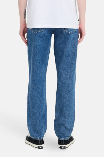 Jean bleu droit d'ELEMENT, avec des poches arrière et des chaussures noires.