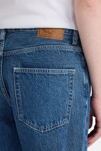 Jean droit d'ELEMENT en denim bleu moyen, avec une patch en cuir sur la ceinture.