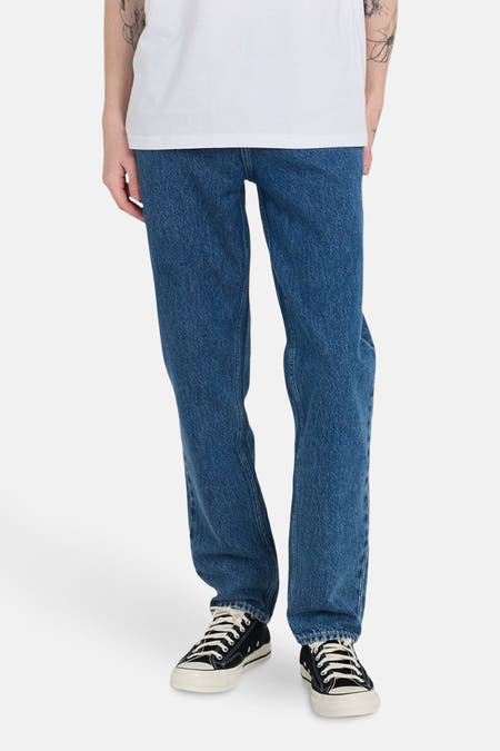 Jean droit en denim bleu marine d'ELEMENT, associé à un T-shirt blanc et des baskets noires.