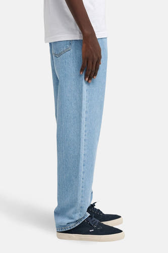 Lichtblauwe, wijde jeans van ELEMENT, met subtiele wassing en gecombineerd met donkerblauwe sneakers.
