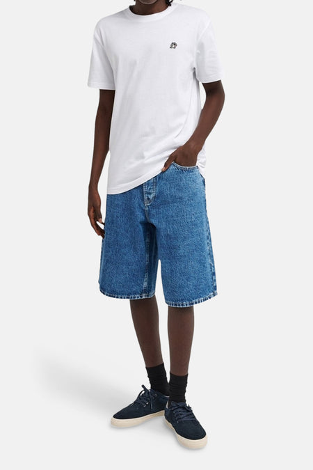 Short en jean en denim bleu moyen de ELEMENT, porté avec un t-shirt blanc et des baskets bleu foncé.