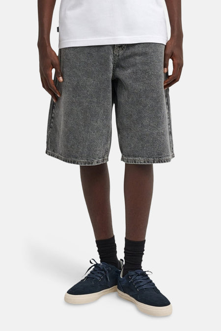 Short en jean denim gris moyen, de ELEMENT, avec poches arrière et une coupe décontractée.