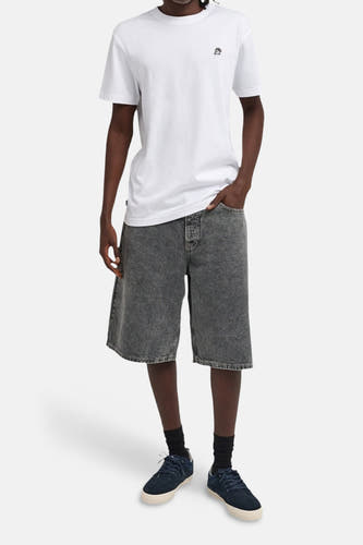Short en jean de couleur gris moyen de ELEMENT, porté avec un t-shirt blanc et des chaussures bleu foncé.