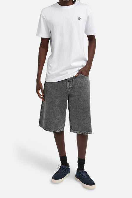 Short en jean de couleur gris moyen de ELEMENT, porté avec un t-shirt blanc et des chaussures bleu foncé.