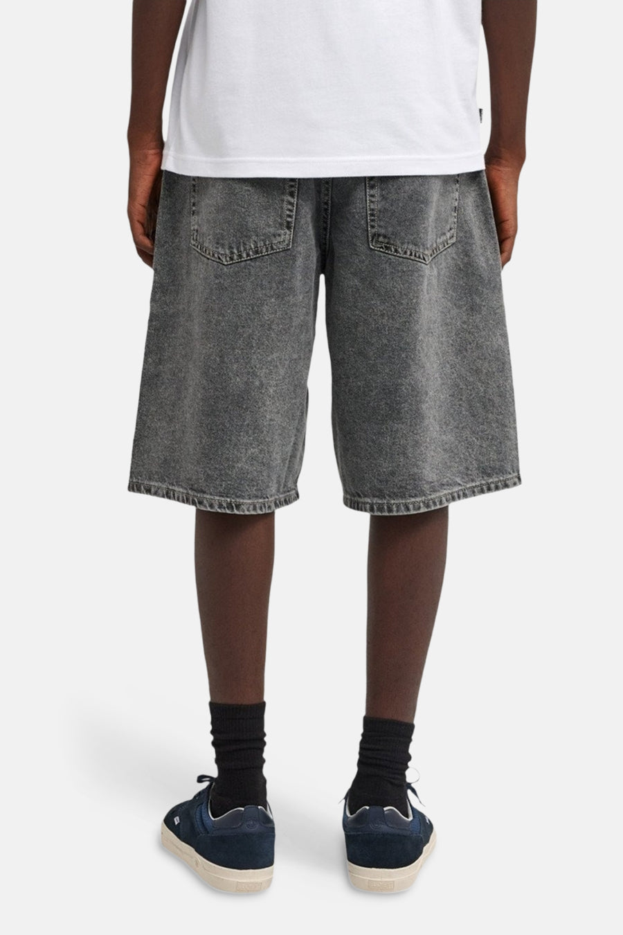 Denim jeansshort in mid grey, van ELEMENT, met achterzakken en een losse pasvorm.