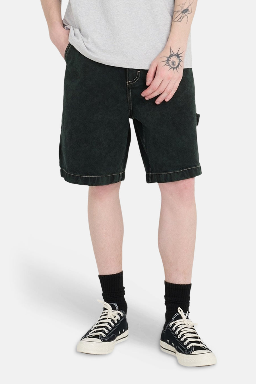 Short en jean vert d'ELEMENT avec poches à outils, combiné avec des chaussettes noires et des chaussures basses.