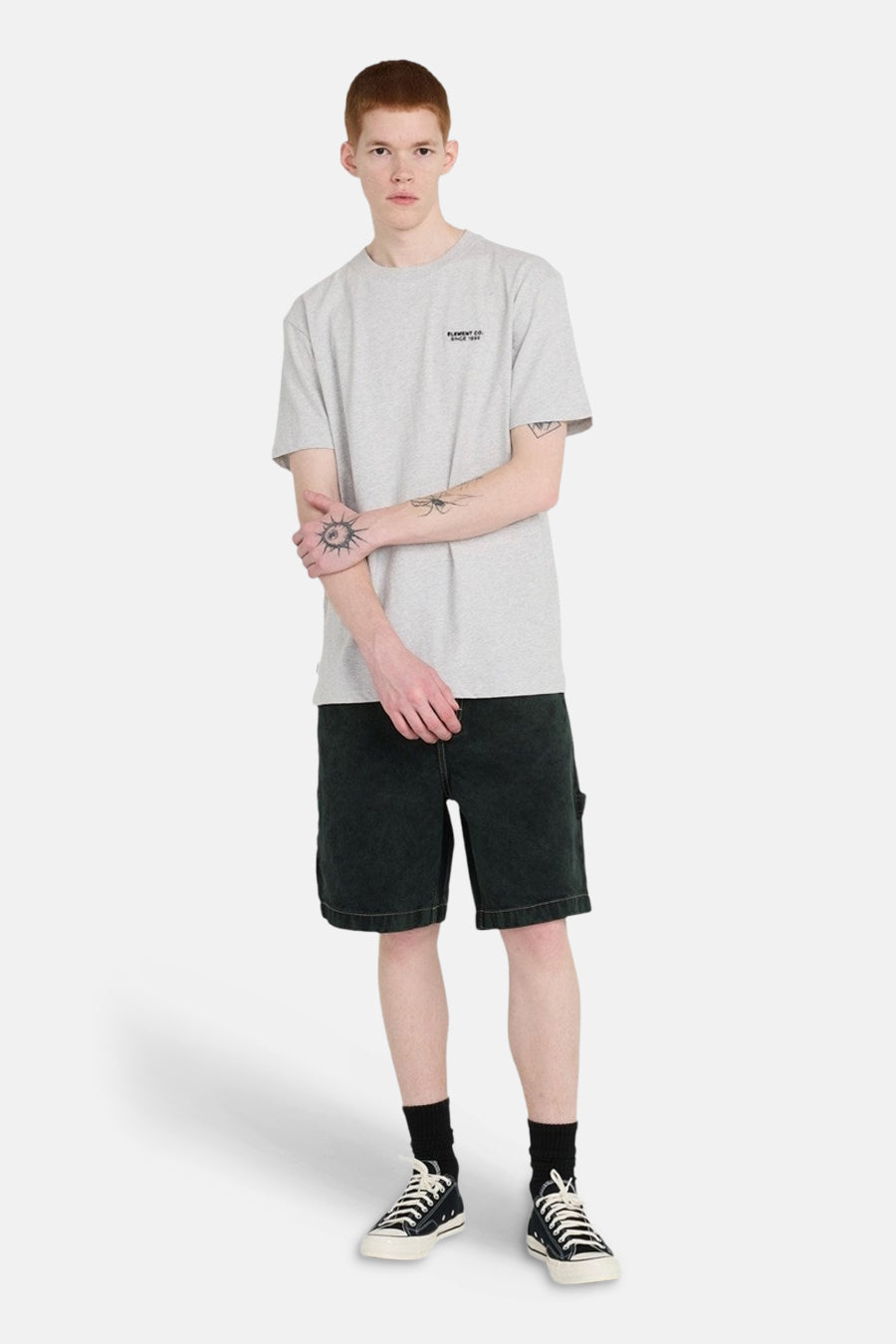 Short en jean vert de ELEMENT, avec des chaussettes noires et des chaussures en toile noir et blanc.