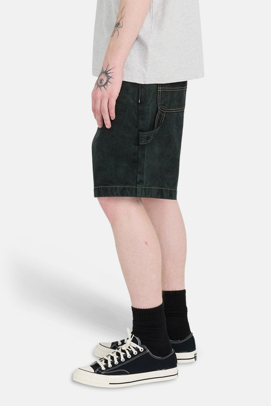Short en jean vert ELEMENT, avec poche latérale, porté avec des chaussettes noires et des chaussures basses noires, vue de côté.