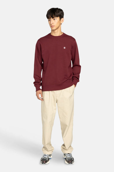 Gilet de Bordeaux d'ELEMENT, associé à un pantalon beige et des baskets.