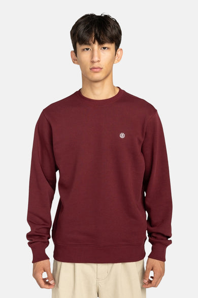 Gilet de couleur bordeaux d'ELEMENT, avec un petit logo sur la poitrine et porté sur une pantalon crème.