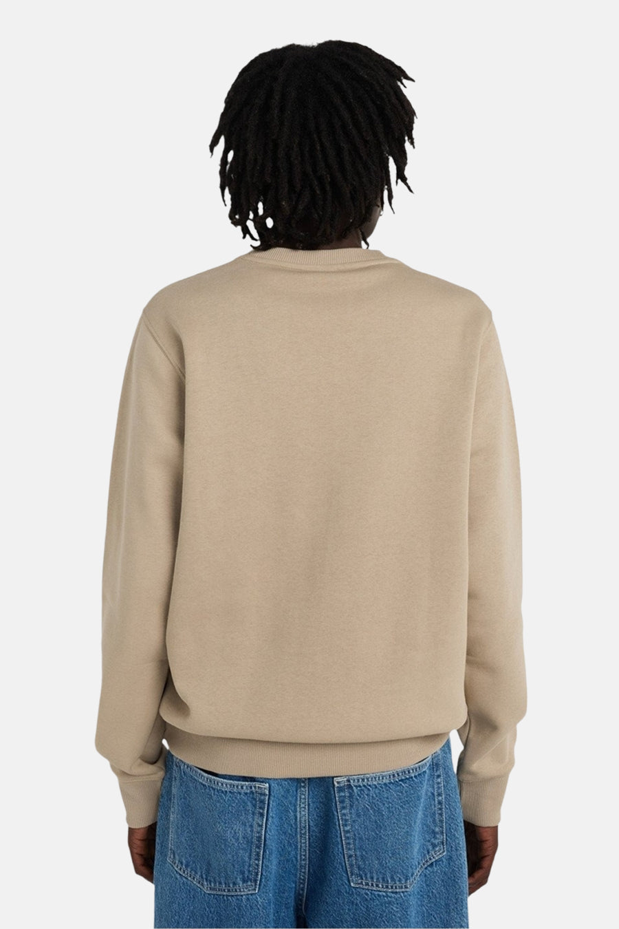 Beige sweater van ELEMENT, rugaanzicht met dreadlocks en blauwe jeans.
