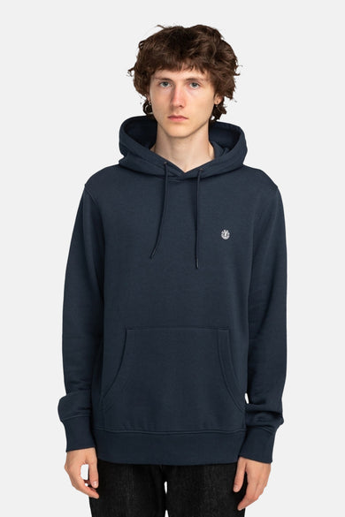 Pull-over bleu avec capuche d'ELEMENT, porté avec des jeans noirs et des baskets.