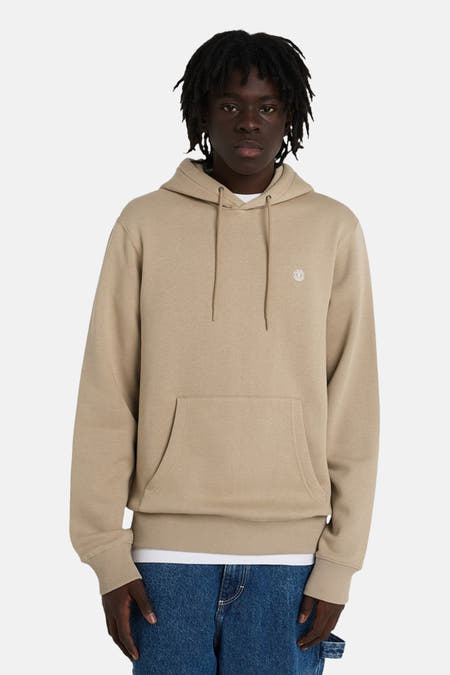 Gilet beige avec capuche d'ELEMENT, vu de dos, porté avec un T-shirt blanc et un pantalon bleu.