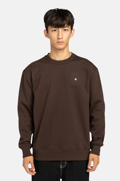 Pull-over marron avec col rond d'ELEMENT, vue de dos, porté avec un pantalon noir.