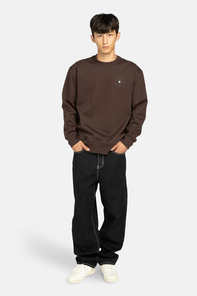Pull-over marron avec col rond d'ELEMENT, porté avec des jeans noirs et des baskets blanches.