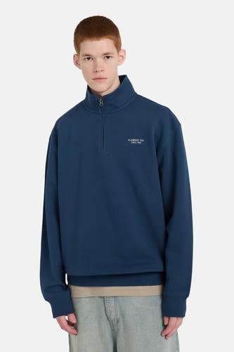 Pull-over bleu d'ELEMENT, vu de dos, avec col montant et jeans bleu clair.