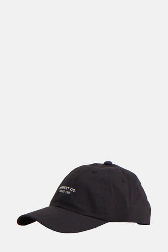 Chapeau noir d'Element avec texte brodé sur l'avant.