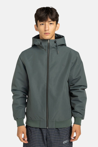 Manteau vert court d'ELEMENT, avec capuchon et une fermeture éclair noire sur un fond blanc.