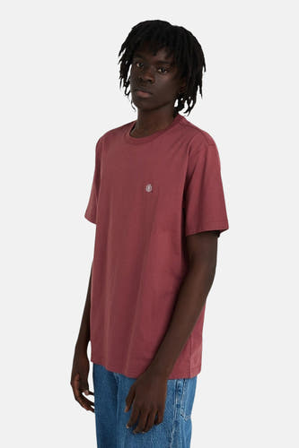 T-shirt rouge à manches courtes d'ELEMENT, vu de dos, associé à un jean bleu.