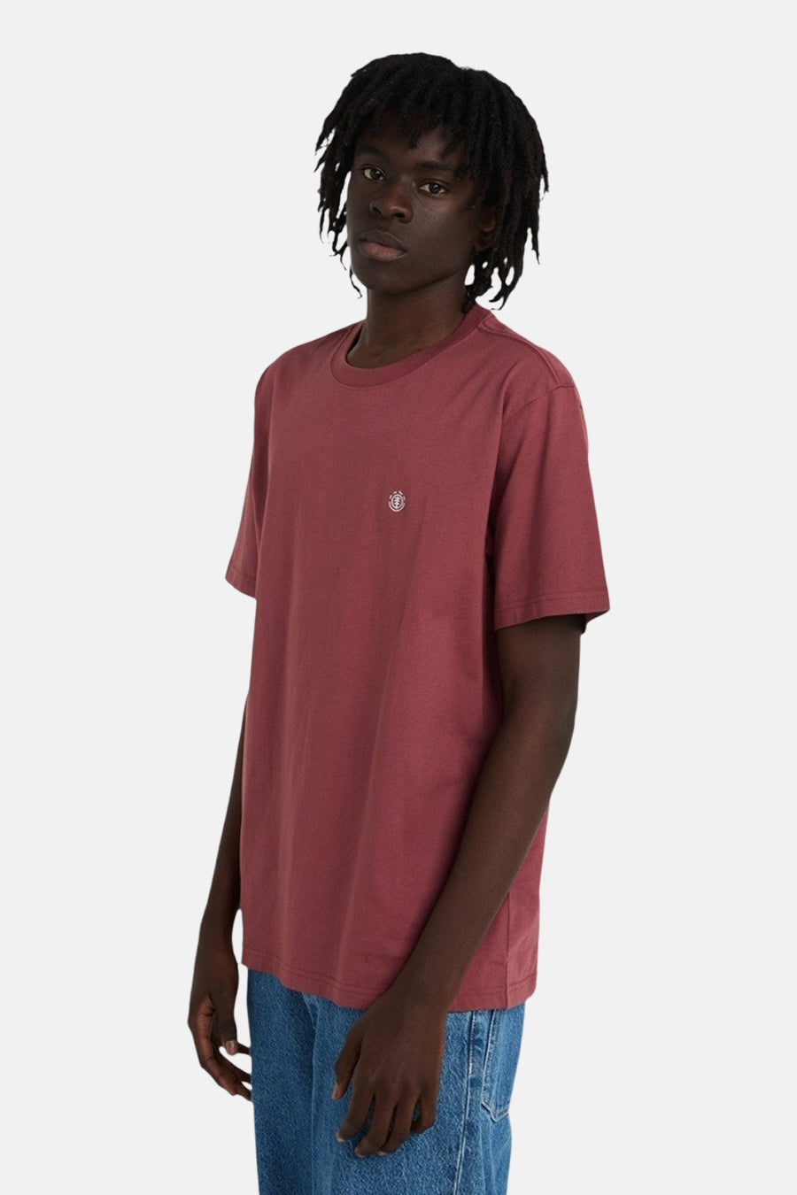 T-shirt rouge à manches courtes d'ELEMENT, vu de dos, associé à un jean bleu.
