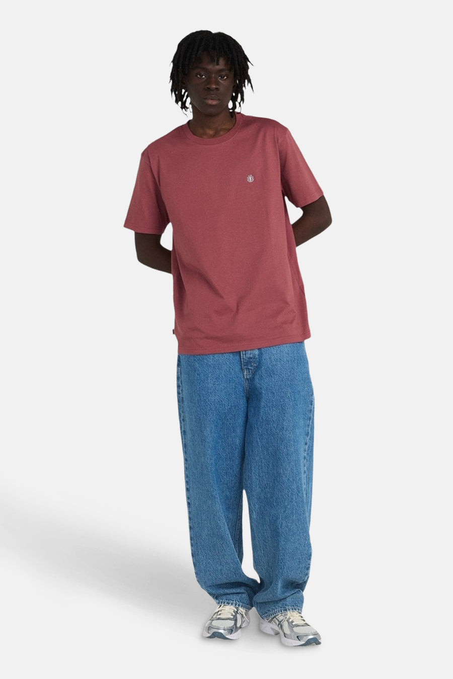 T-shirt rouge à manches courtes d'ELEMENT, avec un petit logo sur la poitrine et porté avec des jeans bleus.
