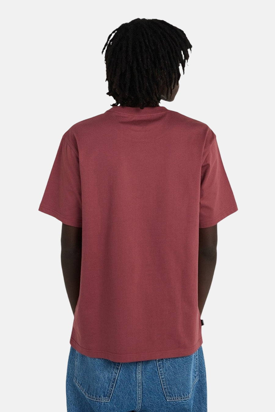 Rood T-shirt met korte mouwen van ELEMENT, gezien van achteren, gecombineerd met een blauwe jeans.
