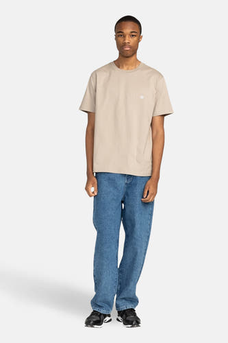 T-shirt beige à manches courtes d'ELEMENT, porté avec des jeans bleus délavés et des baskets noires.