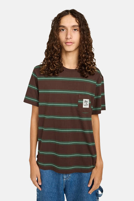 T-shirt marron à manches courtes d'ELEMENT, rayé avec une poche poitrine, port port avec un jeans bleu.