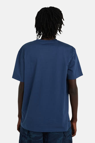 Blauw T-shirt met korte mouwen van ELEMENT, achterkant, gecombineerd met een camouflage broek.
