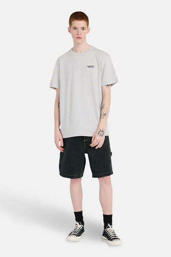 T-shirt gris à manches courtes d'ELEMENT, porté avec des shorts en denim foncé et des chaussettes noires.