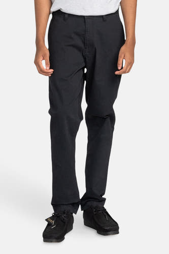 Chino noir d'ELEMENT, vu de derrière, avec des poches discrètes et une coupe décontractée.