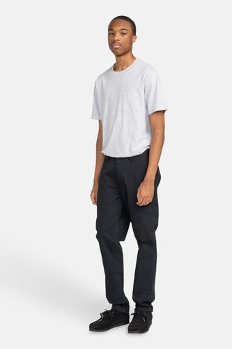 Chino noir d'Element, associé à un t-shirt gris et des chaussures noires.