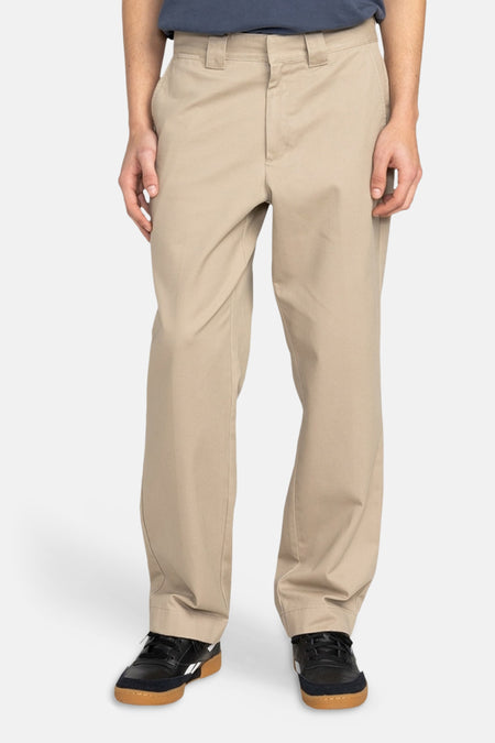 Chino beige d'ELEMENT, vu de dos avec poches et chaussures à semelles marron.