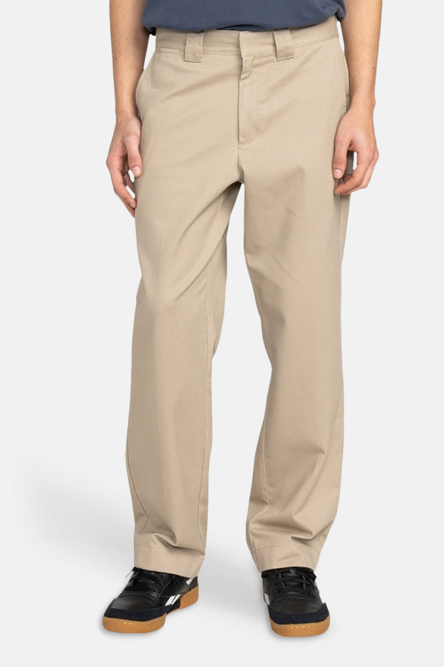 Chino beige d'ELEMENT, vu de dos avec poches et chaussures à semelles marron.