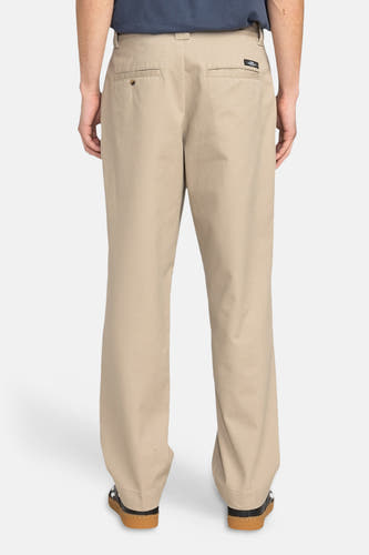 Beige chino van ELEMENT, gezien van achteren met zakken en schoenen met bruine zolen.
