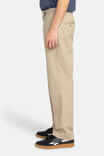 Chino beige de ELEMENT, avec poche arrière et porté avec des chaussures noires.