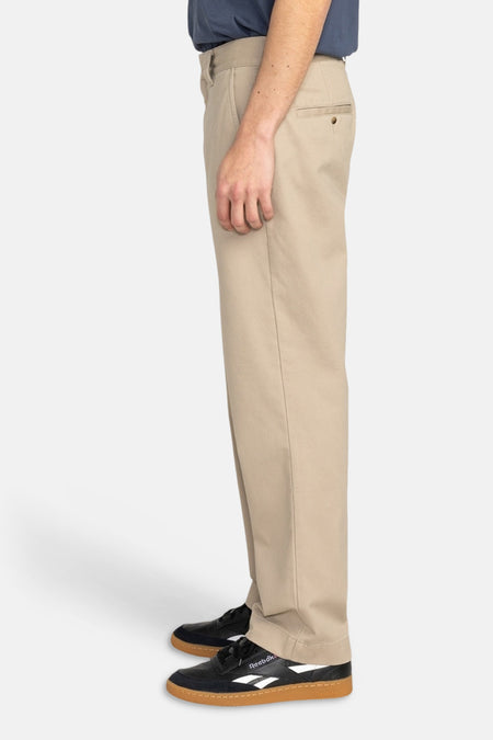 Chino beige de ELEMENT, avec poche arrière et porté avec des chaussures noires.