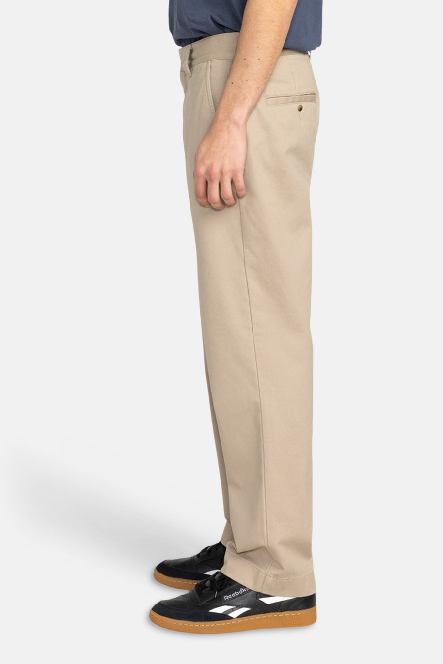 Chino beige de ELEMENT, avec poche arrière et porté avec des chaussures noires.