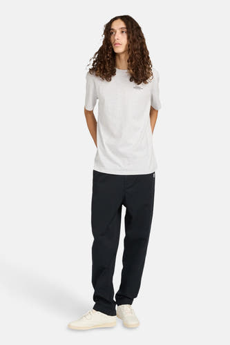 Chino noir d'ELEMENT, associé à un T-shirt gris clair et des baskets crème.