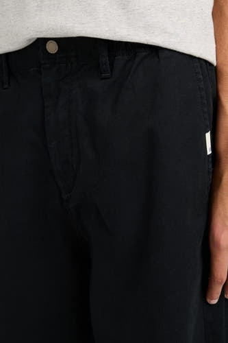 Chino noir d'ELEMENT, avec une fermeture à bouton et des poches.