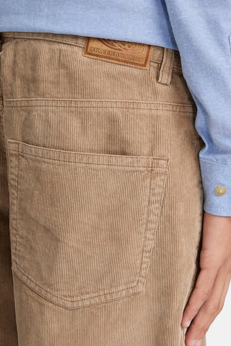 Pantalon corduroy beige d'ELEMENT, avec poche arrière et patch en cuir sur la ceinture.